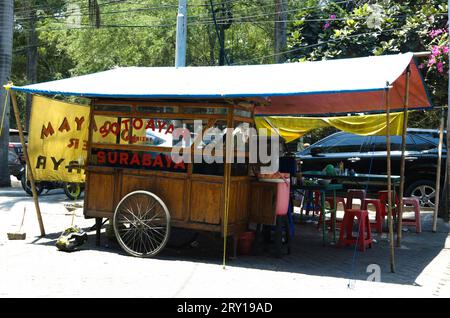 Giacarta, Indonesia - 28 settembre 2023: Chiosco Street food, in cui vendono soto Ayam surabaya. Tipico cibo indonesiano, Giacarta Ovest Foto Stock