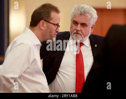 28 settembre 2023, Sassonia-Anhalt, Wernigerode: Klaus Müller, presidente dell'Agenzia federale delle reti (l), parla con il ministro dell'energia della Sassonia-Anhalt Armin Willingmann (SPD) a margine della Conferenza dei ministri dell'energia del 2023 a Wernigerode. I ministri dell'energia si riuniscono sotto la presidenza della Sassonia-Anhalt sui temi della sicurezza energetica, dell'approvvigionamento energetico e della transizione energetica. Foto: Matthias Bein/dpa Foto Stock