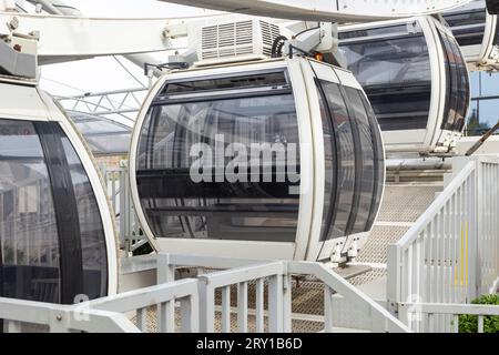 Primo piano delle cabine passeggeri sulla moderna ruota panoramica in metallo nel parco divertimenti. Popolare attrazione turistica Foto Stock