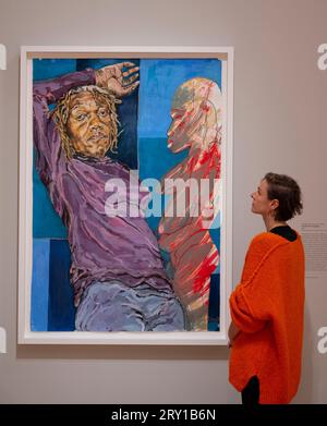 The Courtauld Gallery, Londra, Regno Unito. 28 settembre 2023. Una grande mostra di lavoro dell'artista britannica Claudette Johnson MBE (b.1959) alla Courtauld Gallery dal 29 settembre 2023-14 gennaio 2024. Membro fondatore del Black British Arts Movement, è considerata uno dei più significativi artisti figurativi della sua generazione, per oltre 30 anni creando disegni su larga scala di donne e uomini neri che sono allo stesso tempo intimi e potenti. Immagine: Figura con Figurine, 2019, Rennie Collection, Vancouver. Crediti: Malcolm Park/Alamy Live News Foto Stock