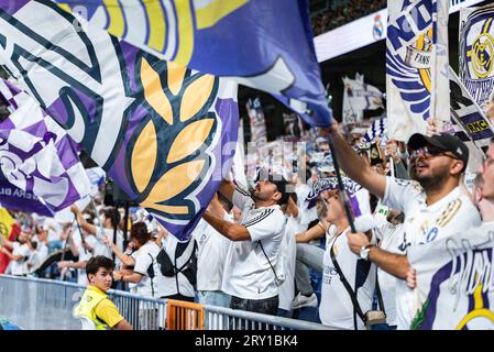 I tifosi del Real Madrid celebrano la vittoria al termine della partita di calcio del campionato spagnolo la Liga EA Sports tra Real Madrid e Las Palmas giocata allo stadio Bernabeu. Real Madrid 2: 0 Las Palmas Foto Stock