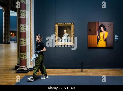 AMSTERDAM - il lavoro di Erwin Olaf Hope sarà appeso alla Galleria d'Onore del Rijksmuseum, come omaggio al fotografo defunto. L'opera Hope fa parte della collezione principale del Rijksmuseum. ANP REMKO DE WAAL netherlands Out - belgium Out Foto Stock