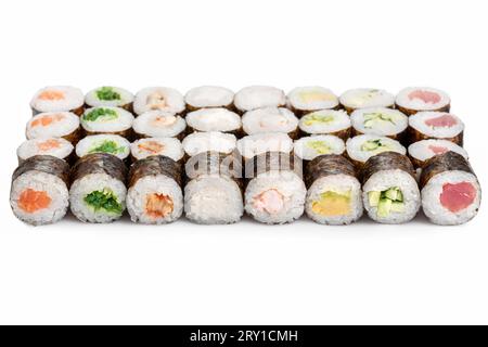 Ristorante di cucina giapponese, sushi maki su sfondo bianco. Menu sushi. Cucina giapponese, ristorante. sushi rolls per una messa a fuoco selettiva ravvicinata. Foto Stock