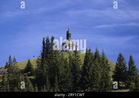 Wallberg, Bayern, Deutschland 27. Settembre 2023: Hier der Blick auf die Heilig Kreuz Kapelle in der Nähe der Bergstation der Wallbergbahn, Fotopoint *** Wallberg, Baviera, Germania 27 settembre 2023 qui la vista della Cappella della Santa Croce vicino alla stazione a monte della Wallbergbahn, Fotopoint Foto Stock