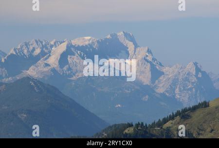 Wallberg, Bayern, Deutschland 27. Settembre 2023: Hier der Blick vom Wallberg auf die Alpspitze li und Zugspitze re. Tele, Bergsteigen, Fels *** Wallberg, Baviera, Germania 27 settembre 2023 qui la vista da Wallberg alla sinistra Alpspitze e Zugspitze a destra Tele, alpinismo, roccia Foto Stock