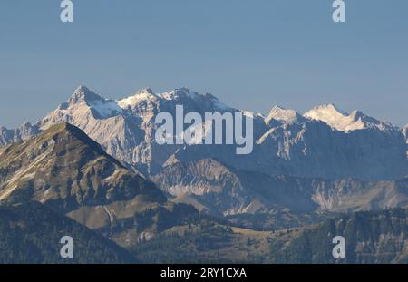 Wallberg, Bayern, Deutschland 27. Settembre 2023: Hier der Blick vom Wallberg auf die Birkkarspitze im Karwendel, Tele, Fels, Bergsteigen, Alpin *** Wallberg, Baviera, Germania 27 settembre 2023 qui la vista da Wallberg al Birkkarspitze nel Karwendel, Tele, Rock, Alpinismo, Alpine Foto Stock