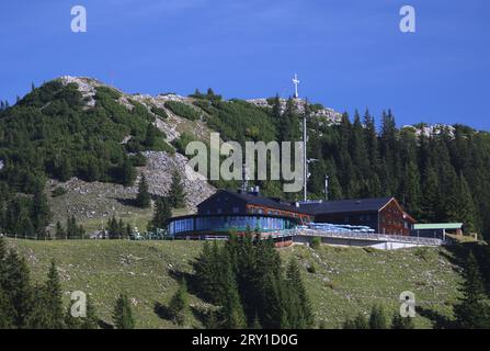 Wallberg, Bayern, Deutschland 27. Settembre 2023: Hier der Blick auf die Bergstation der Wallbergbahn im Hintergrund er Gipfel des Wallberg **** Wallberg, Baviera, Germania 27 settembre 2023 qui la vista della stazione a monte della Wallbergbahn sullo sfondo la vetta del Wallberg Foto Stock