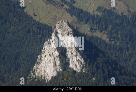 Wallberg, Bayern, Deutschland 27. Settembre 2023: Hier der Blick auf die Felspyramide des Leonhardstein, Fels, Klettern, Bergsteigen, wandern, Alpin *** Wallberg, Baviera, Germania 27 settembre 2023 qui la vista della piramide rocciosa di Leonhardstein, roccia, arrampicata, alpinismo, escursionismo, alpine Foto Stock