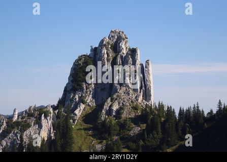 Wallberg, Bayern, Deutschland 27. Settembre 2023: Hier der Blick auf die Felspyramide des Plankenstein, Blankenstein, Klettern, Fels, Bergsteigen *** Wallberg, Baviera, Germania 27 settembre 2023 qui la vista della piramide rocciosa del Plankenstein, Blankenstein, arrampicata, roccia, alpinismo Foto Stock