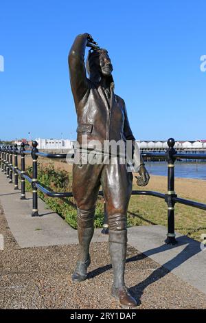Statua di Amy Johnson (1903-1941) (Stephen Melton, 2016, bronzo), Central Parade, Herne Bay, Kent, Inghilterra, Gran Bretagna, Regno Unito, Regno Unito, Europa Foto Stock