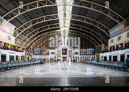 L'atrio principale e la biglietteria presso la stazione ferroviaria di Hua Lamphong, Pathum Wan, Bangkok Thailandia. Foto Stock