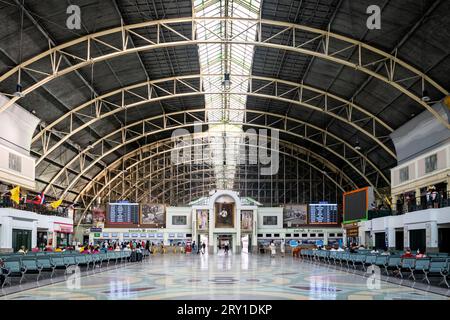 L'atrio principale e la biglietteria presso la stazione ferroviaria di Hua Lamphong, Pathum Wan, Bangkok Thailandia. Foto Stock