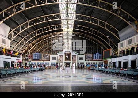 L'atrio principale e la biglietteria presso la stazione ferroviaria di Hua Lamphong, Pathum Wan, Bangkok Thailandia. Foto Stock