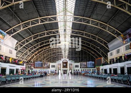 L'atrio principale e la biglietteria presso la stazione ferroviaria di Hua Lamphong, Pathum Wan, Bangkok Thailandia. Foto Stock