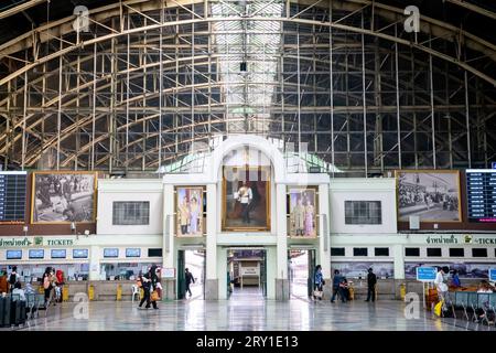 L'atrio principale e la biglietteria presso la stazione ferroviaria di Hua Lamphong, Pathum Wan, Bangkok Thailandia. Foto Stock