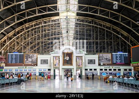 L'atrio principale e la biglietteria presso la stazione ferroviaria di Hua Lamphong, Pathum Wan, Bangkok Thailandia. Foto Stock