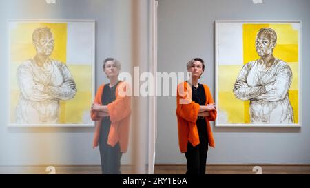 Londra, Regno Unito. 28 settembre 2023. Membro dello staff con "Untitled (Yellow Blocks)", 2019, di Claudette Johnson in anteprima "Claudette Johnson: Presence", una nuova importante mostra alla Courtauld Gallery dell'artista britannica che è uno dei membri fondatori del Black British Arts Movement. Il suo spettacolo va dal 29 settembre 2023 al 14 gennaio 2024. Crediti: Stephen Chung / Alamy Live News Foto Stock