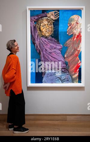 Londra, Regno Unito. 28 settembre 2023. Un membro dello staff vede "Figure with Figurine", 2019, di Claudette Johnson in anteprima "Claudette Johnson: Presence", una nuova importante mostra presso la Courtauld Gallery dell'artista britannica che è uno dei membri fondatori del Black British Arts Movement. Il suo spettacolo va dal 29 settembre 2023 al 14 gennaio 2024. Crediti: Stephen Chung / Alamy Live News Foto Stock