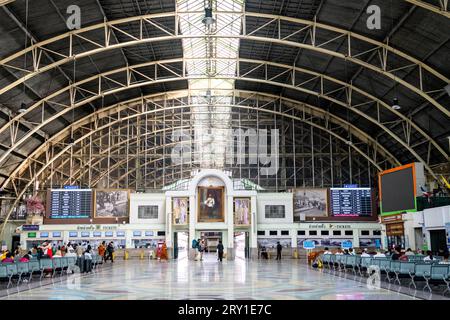 L'atrio principale e la biglietteria presso la stazione ferroviaria di Hua Lamphong, Pathum Wan, Bangkok Thailandia. Foto Stock