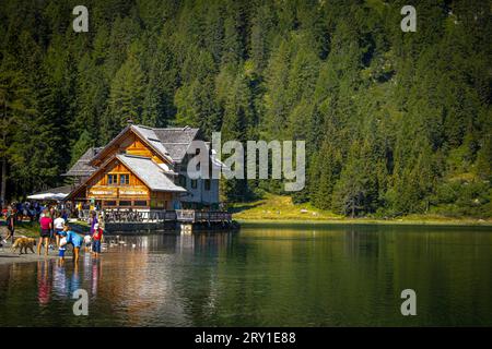 Una giornata estiva nel pieno delle dolomiti del Trentino. Questi magnifici laghi derivano da un piccolo sentiero e sono il lago Ritort, il lago Nero. Foto Stock