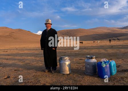 Kyrgyz uomo in abito tradizionale vicino alla sua yurta kyrgyzstan Foto Stock