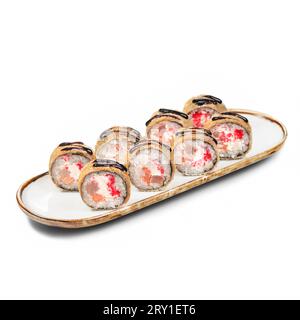 ARROTOLARE IL riso MAGURO TEMPURA, nori, formaggio, salmone, tonno su sfondo bianco. Copia spazio. Cucina giapponese. Foto per il menu Foto Stock