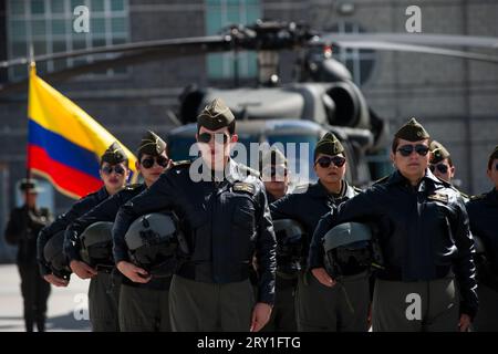 Piloti di elicotteri della polizia colombiana durante un evento presso la CATAM - base aerea di Bogotà, dove l'ambasciata degli Stati Uniti d'America in Colombia ha dato 3 loc Foto Stock