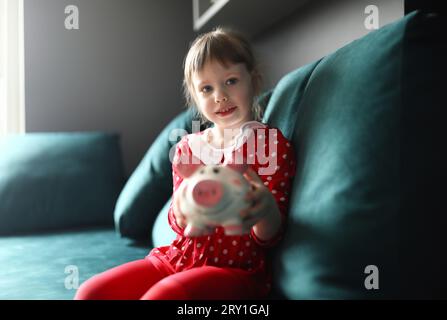 Un bambino affascinante sul divano Foto Stock