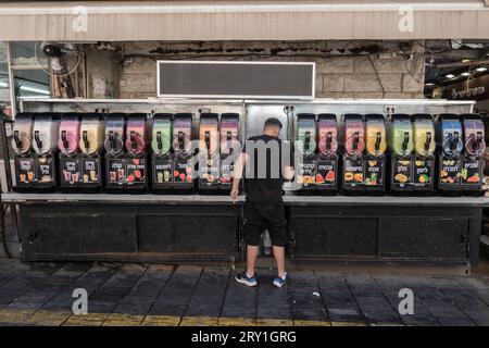 Gerusalemme, Israele. 28 settembre 2023. Una scena di strada nel mercato Shuk Mahane Yehuda. Crediti: NIR Alon/Alamy Live News. Foto Stock