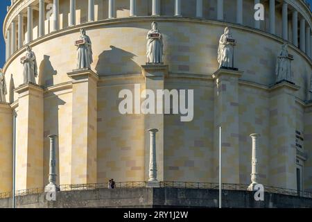 Die Gedenkstätte Befreiungshalle auf dem Michelsberg a Kelheim, Niederbayern, Bayern, Deutschland | il monumento neoclassico Befreiungshalle o ha Foto Stock