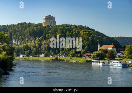 Die Gedenkstätte Befreiungshalle auf dem Michelsberg und die Donau in Kelheim, Niederbayern, Bayern, Deutschland | il monumento neoclassico Befreiu Foto Stock