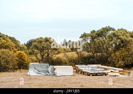 Costruzione di case con telaio in legno realizzate con pannelli isolati strutturali SIP. Scheda per trefoli orientata OSB, polistirene espanso EPS. Energia-effica Foto Stock