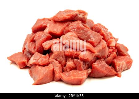 Carne di vitello a cubetti isolata su sfondo bianco. Carne cruda tagliata a cubetti con erbe e spezie Foto Stock