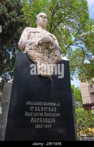 Una statua in marmo bianco del colonnello generale, Konstantin Leselidze. Dall'era della grande Guerra Patriottica. A Tbilisi, Georgia, Europa. Foto Stock