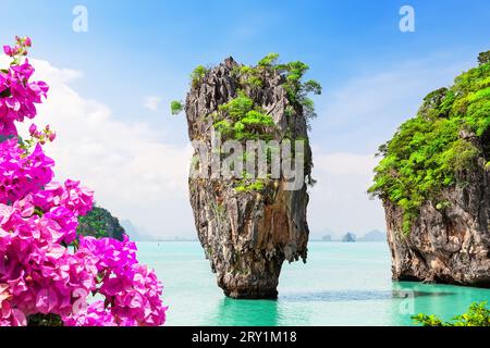 Famosa isola di James Bond vicino a Phuket in Thailandia. Foto di viaggio dell'isola di James Bond con splendide acque turchesi nella baia di Phang Nga, Thailandia. Foto Stock