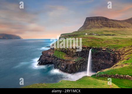 Spettacolare cascata Mulafossur sull'isola di Vagar nelle Isole Faroe Foto Stock