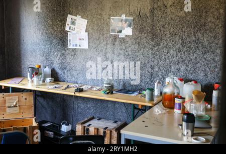 28 settembre 2023, Saxony, Wiederau: View into a Bomb workshop Faked for a Terror Exerror. Circa 150 tirocinanti della Croce Rossa tedesca (DRK), dei samaritani e del Johanniter della Sassonia e della Sassonia-Anhalt prendono parte a una situazione terroristica messa in scena alla fine di una settimana di addestramento. C'è stato un attacco con numerose vittime: L'autore si è trincerato, sono sparati colpi, c'è fumo, la polizia pesantemente armata e incappucciata attacca l'edificio. Successivamente, i paramedici di emergenza devono curare i feriti. Foto: Jan Woitas/dpa Credit: dpa Picture Alliance/Alamy Live News Foto Stock