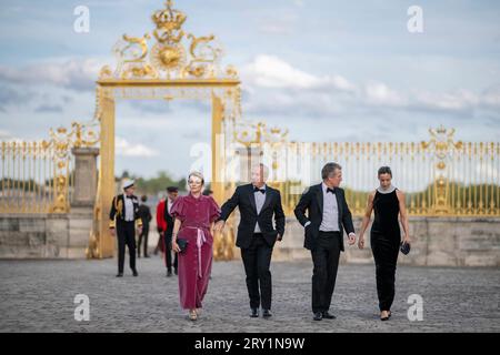 Dominique Delport ed Elizabeth Kesses con Hugh Grant e Anna Elisabet Eberstein al banchetto di stato al Palazzo di Versailles, vicino a Parigi, il 20 settembre 2023, il primo giorno di una visita di stato in Francia. Foto di Eliot Blondet/ABACAPRESS.COM Foto Stock