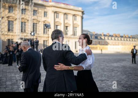 Hugh Grant e Carole Bouquet al banchetto di stato al Palazzo di Versailles, vicino a Parigi, il 20 settembre 2023, il primo giorno di una visita di stato in Francia. Foto di Eliot Blondet/ABACAPRESS.COM Foto Stock