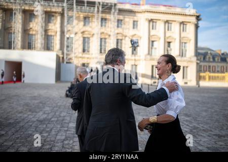 Hugh Grant e Carole Bouquet al banchetto di stato al Palazzo di Versailles, vicino a Parigi, il 20 settembre 2023, il primo giorno di una visita di stato in Francia. Foto di Eliot Blondet/ABACAPRESS.COM Foto Stock