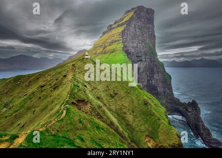 Faro di Kallur e pietra commemorativa di James Bond a Kalsoy, Isole Faroe Foto Stock