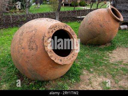 Grandi caraffe tradizionali georgiane kvevri per la vinificazione, all'aperto. Tbilisi, Georgia. Foto di alta qualità Foto Stock