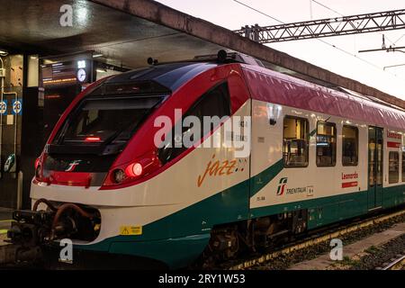 20 dicembre 2022 a Roma, Italia: Treno mattutino Leonardo Express per l'aeroporto di Fiumicino Foto Stock