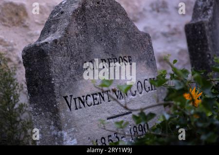 Lapide del famoso pittore olandese Vincent van Gogh (1853-1890) presso il cimitero di Auvers-sur-Oise. Profondità di campo ridotta, misteriosa e avvincente Foto Stock