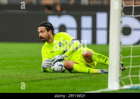 Andrea Consigli degli Stati Uniti Sassuolo ha visto in azione durante la partita di serie A 2023/24 tra FC Internazionale e US Sassuolo allo Stadio Giuseppe Meazza. PUNTEGGIO FINALE : Inter 1 | 2 Sassuolo Foto Stock