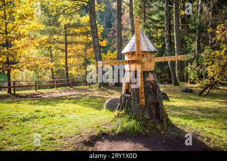 Mulino in legno in miniatura per decorare il parco di Ligatne, Lettonia. Mulino decorativo nel parco Foto Stock