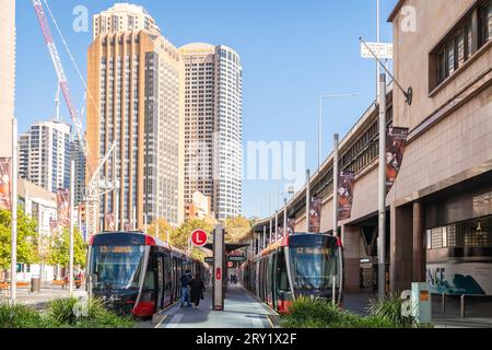 Sydney, NSW, Australia - 17 aprile 2022: Stazione del tram leggero di Sydney con tram a Circular Quay in città in una giornata luminosa Foto Stock