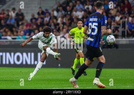 Armand Lauriente degli US Sassuolo ha visto in azione durante la partita di serie A 2023/24 tra FC Internazionale e US Sassuolo allo Stadio Giuseppe Meazza. PUNTEGGIO FINALE : Inter 1 | 2 Sassuolo (foto di Fabrizio Carabelli / SOPA Images/Sipa USA) Foto Stock