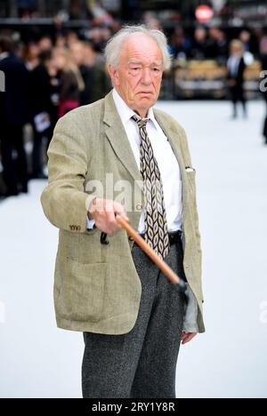 Foto del file datata 12/09/18 di Sir Michael Gambon in arrivo per la prima mondiale del Re dei ladri tenutasi a Vue West End, Leicester Square, Londra. L'attore Sir Michael Gambon è morto pacificamente in ospedale all'età di 82 anni, ha detto la sua famiglia. Data di emissione: Giovedì 28 settembre 2023. Foto Stock