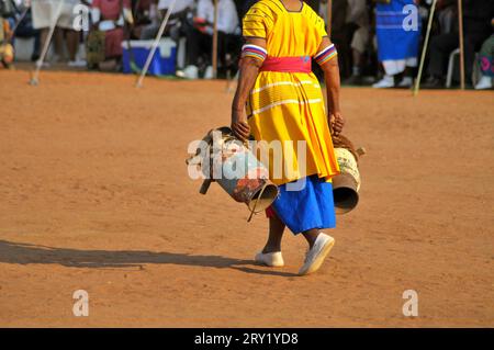 Una comunità africana osserva il secolare rituale di convocazione delle piogge attraverso un'elaborata cerimonia che prevede l'appagamento degli dei Foto Stock